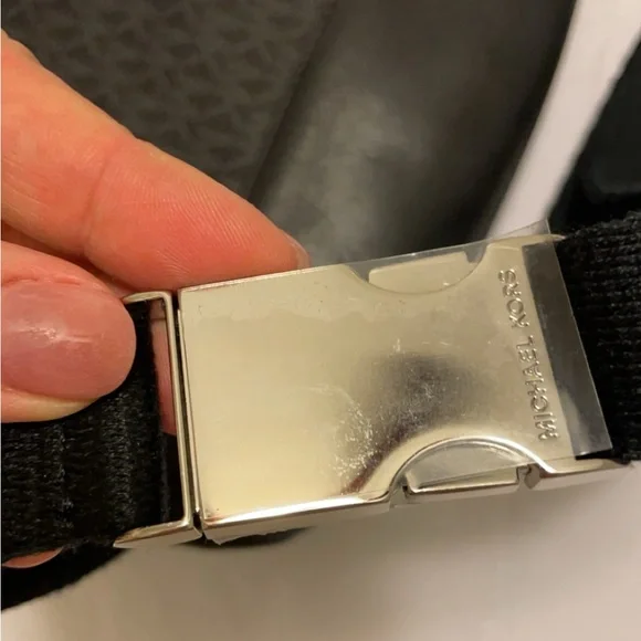 Black Michael Kors belt bag - Picture 3 of 3